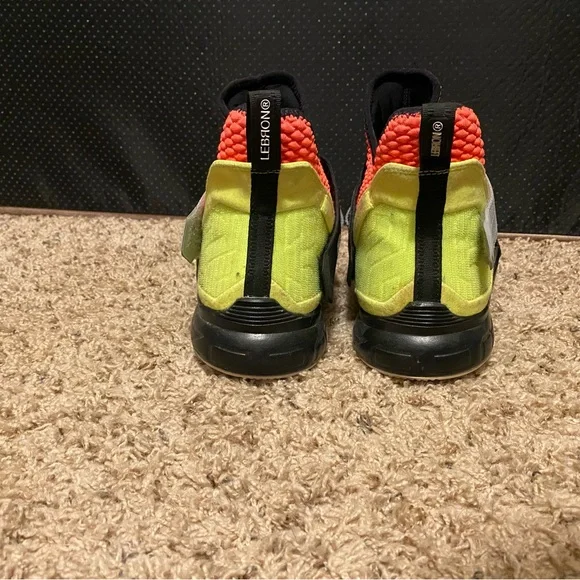 Nike LeBron Soldier 12 'Hot Lava' basketball shoes - Picture 2 of 4